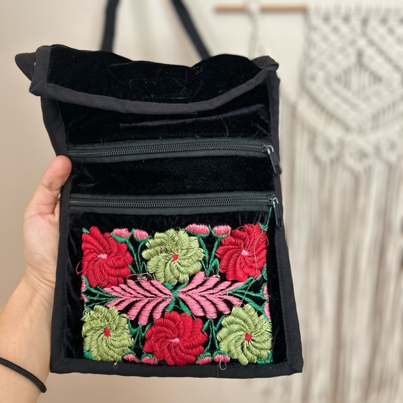 EMBROIDERED FLORAL CROSSBODY BAG - Picture 3 of 4